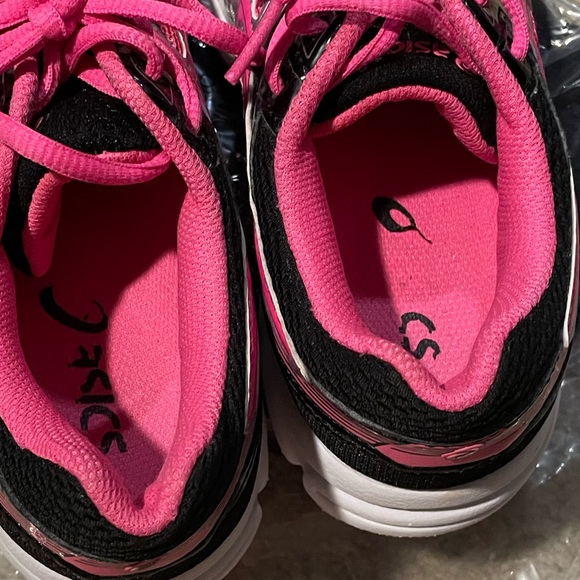 π 5 for $25 ASICS pink and black running shoe - Picture 5 of 7